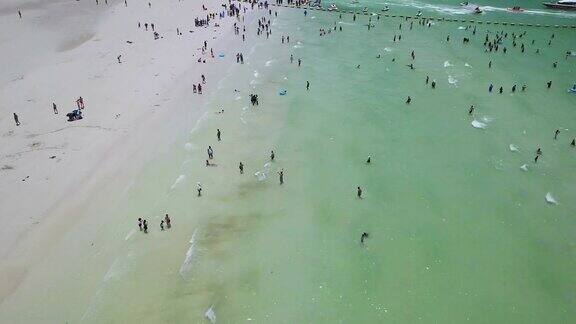 在芭堤雅KoLan的ta断奶海滩上的人和游客的4K鸟瞰图