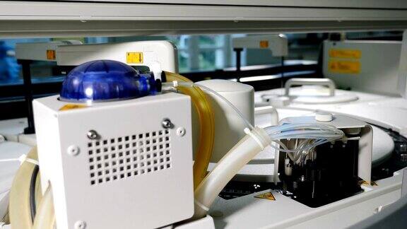 现代医学实验室概念自动化医疗分析流程在肿瘤学实验室技术机械臂与人类分析样本一起移动分离多余的细胞4k