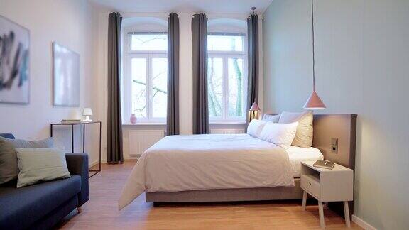 优雅和简单的卧室与一个特大号床