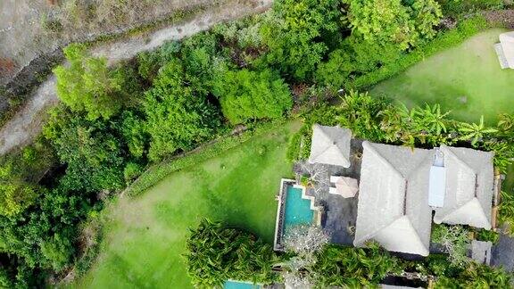 俯瞰豪华酒店和私人别墅旁边的海洋巴厘岛印度尼西亚
