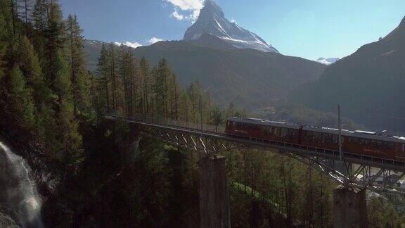 火车在瑞士阿尔卑斯山行驶