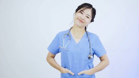 亚洲女医生把手伸进口袋她的职业生涯很幸福