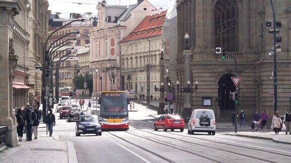 交通方式如电车汽车在布拉格街道捷克共和国