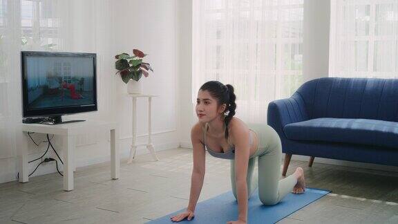 亚洲女子正在网上学习瑜伽