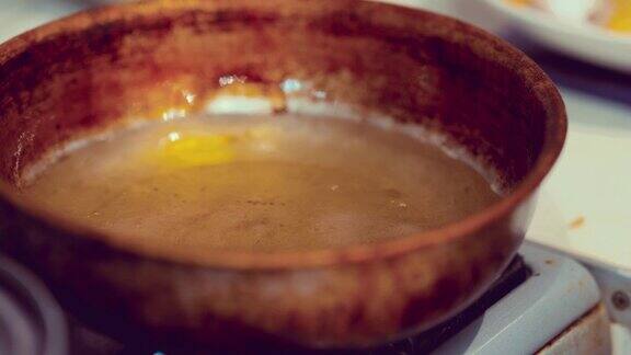 面团在平底锅里油炸用开槽的勺子从锅里取出面团特写镜头