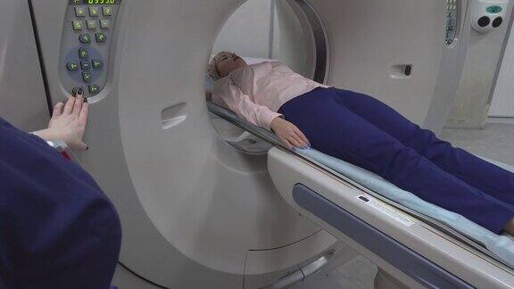 在一家新的现代癌症治疗医院的CT扫描室旁边有一间装有电脑和监视器的扫描室