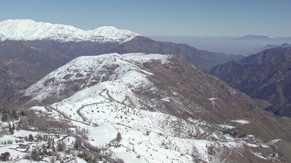 多利在智利中部干旱山脉的鸟瞰图在智利圣地亚哥山谷山峰上有雪背景是污染