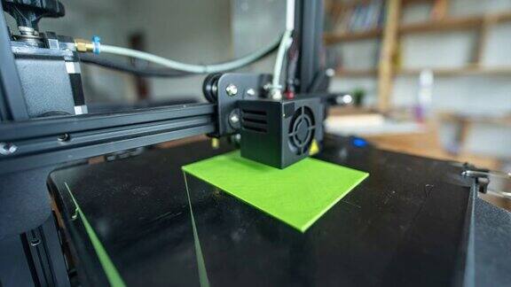 3D打印机打印绿色解放军时间流逝视频