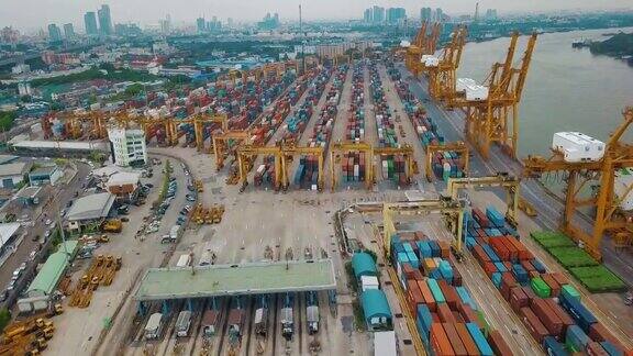 航拍东南亚海洋货柜船进出口货场的物流运输