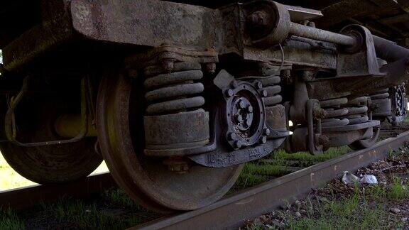 铁轨上的旧火车轮子