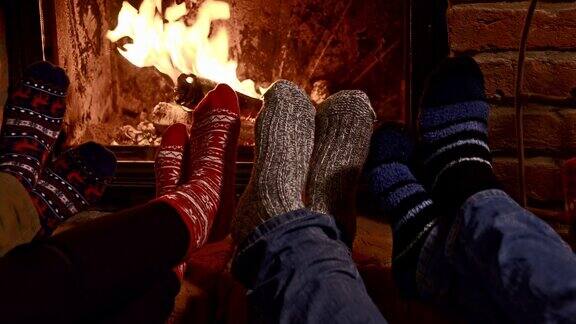 朋友们在壁炉旁暖脚