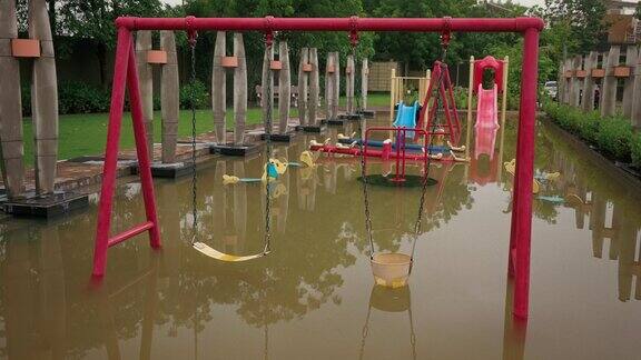 洪水过后儿童游乐场满目疮痍