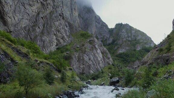 山间的河流在岩石间汹涌澎湃