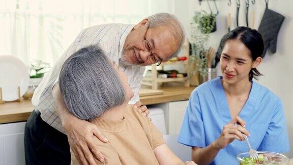 亚洲年长的祖父母正在接受年轻护士在家照顾
