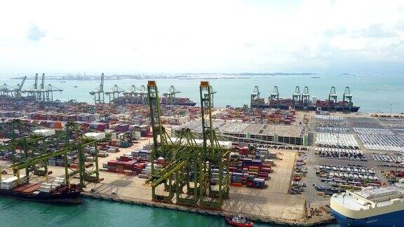 4k鸟瞰图的工业港口与集装箱船东南亚