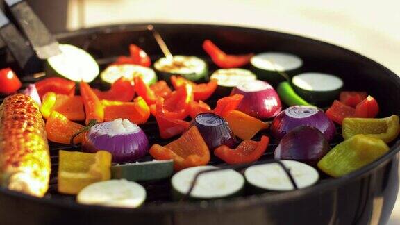 用烤架烤蔬菜