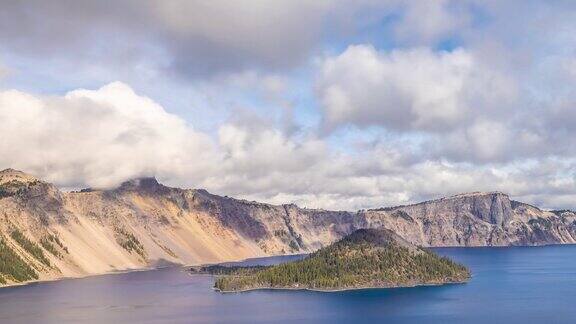 俄勒冈州火山口湖上空移动的云的时间流逝
