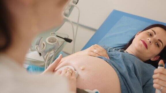 医生监测孕妇的婴儿心跳