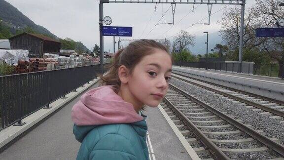 一个小女孩在站台上等火车的细节镜头