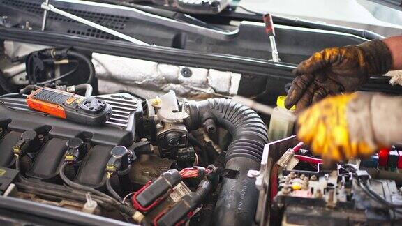在车库里修理汽车发动机的专业机械师