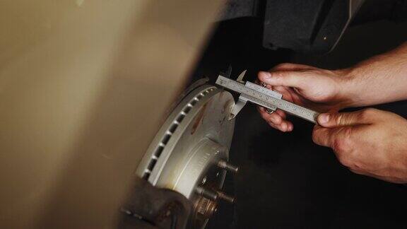 汽车服务、维修、保养汽车修理厂或修理厂专用设备汽车制动盘更换测量刹车盘Сaliper测量制动盘的磨损