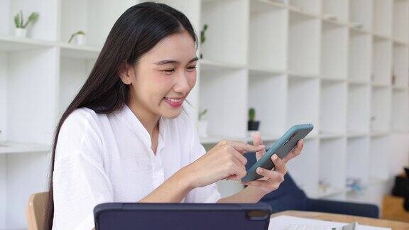 女商人使用智能手机通过手机与朋友在线聊天