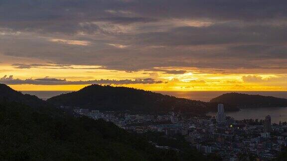 自然视频延时日落戏剧性的天空在山和海