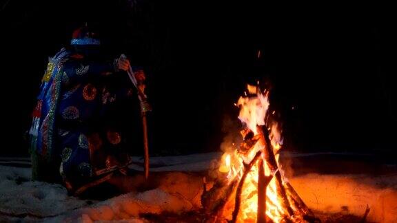 晚上萨满在篝火旁举行仪式