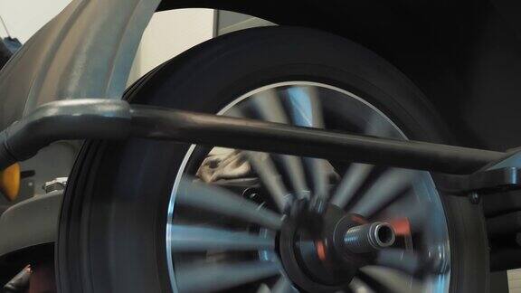 车轮平衡轮胎配件汽车服务特写镜头轮胎店里的轮子在旋转以保持平衡
