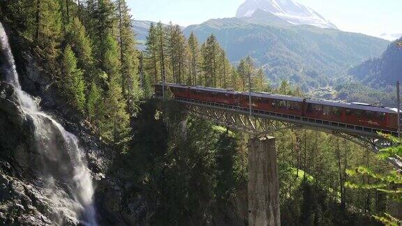 火车在瑞士阿尔卑斯山附近的马特洪山
