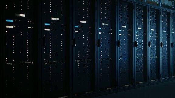 多行全操作服务器机架的暗数据中心移动数据拍摄现代电信、云计算、人工智能、数据库、超级计算机