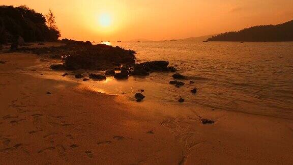 日落剪影热带岛屿的海滩