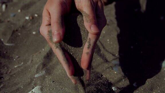 沙子从一个女人的手上流过密切的ip