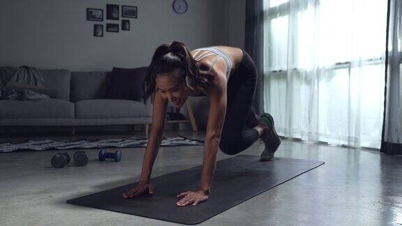 在家训练快乐运动的亚洲女性做运动年轻女性在客厅锻炼
