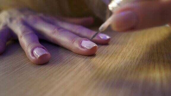 女人长指甲上的指甲油