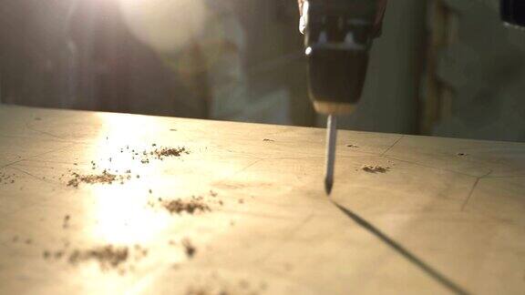 4k多莉用螺丝刀在刨花板或胶合板上钻洞的特写
