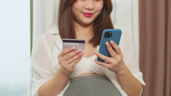亚洲孕妇使用智能手机和信用卡