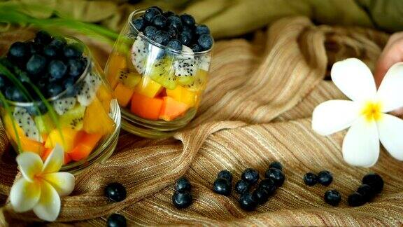 彩色的热带混合沙拉在罐子各种新鲜的生有机浆果和水果在玻璃碗健康的素食主义者