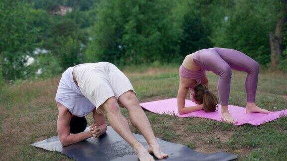 年轻人和女人一起在垫子上练习瑜伽体式
