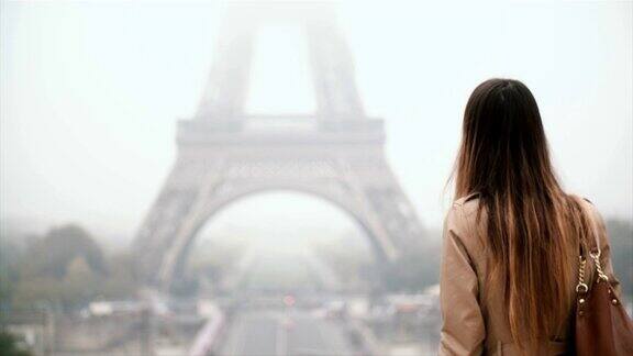 年轻时尚的女人站在埃菲尔铁塔前看著名的风景如果巴黎法国