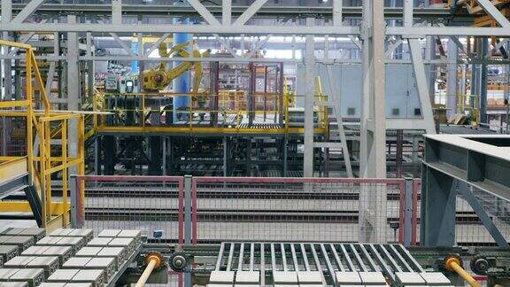 现代工业工厂的机器与砖托盘一起工作