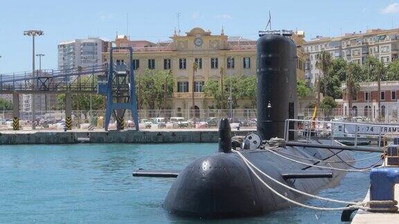 阳光明媚的一天潜艇“特拉蒙塔纳”号停泊在西班牙马拉加港