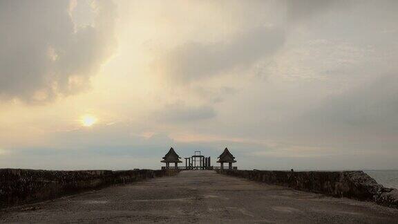 吉塔巴万神庙的黄昏木桥