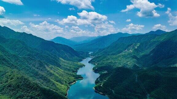 航拍大型山地湖泊和水库在森林中俯瞰湖泊