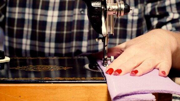 妇女在家里用旧缝纫机缝纫