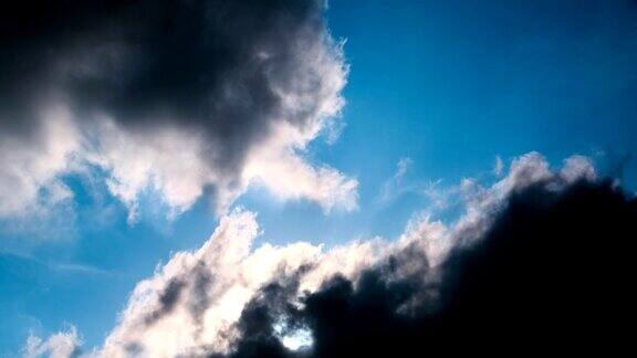 乌云在天空中移动带着一丝希望