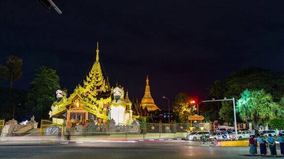 交通街道与大金塔作为背景在夜晚时间流逝视频