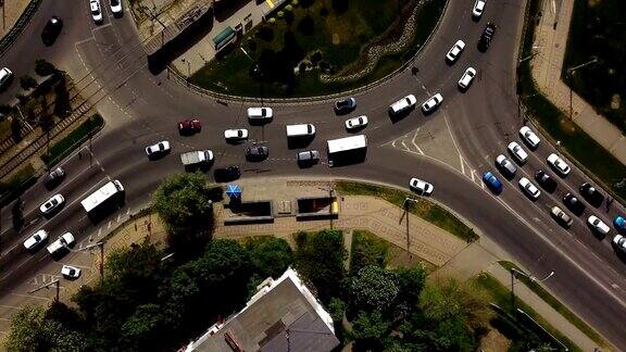 鸟瞰图的车辆交叉路口交通高峰时间与道路上的汽车