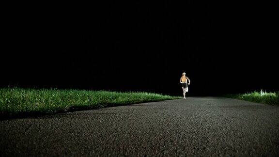 SLOMOPAN女子马拉松运动员在晚上跑步
