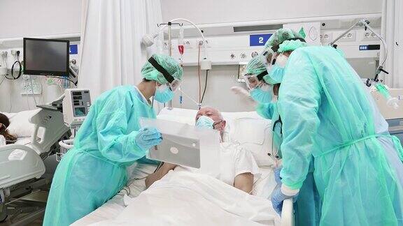 医院医生护士拿着平板电脑给病人说明病情